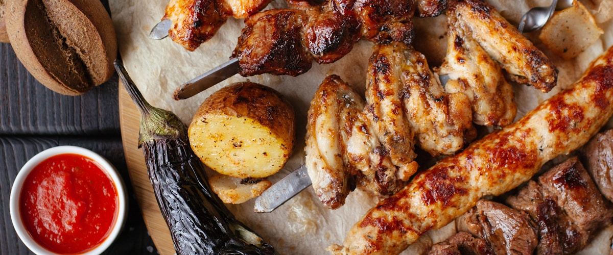 Parrillada al aire libre con amigos